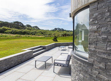 Curved facade showing defensive form.jpg 1